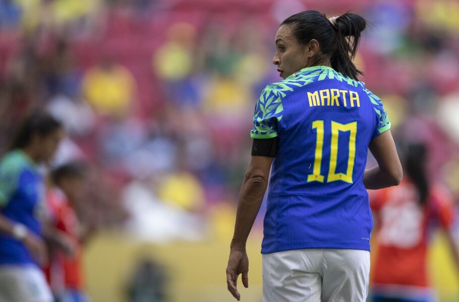 Marta se desespera no banco com gol e joga só 14 minutos