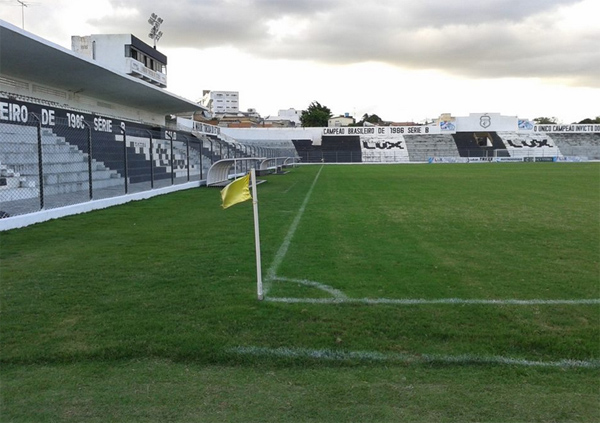 Treze programa manutenção no gramado do estádio Presidente Vargas visando 2024