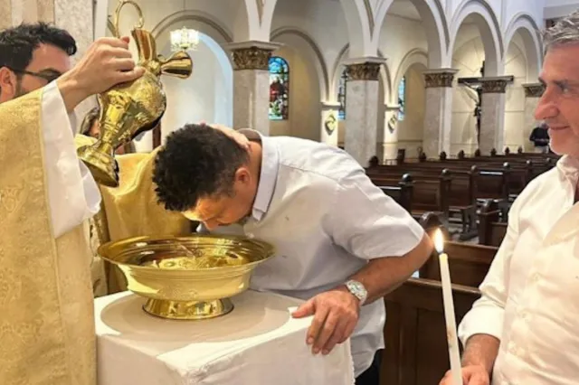 Ex-jogador Ronaldo é batizado na Igreja Católica