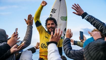 Filipe Toledo é bicampeão mundial de surfe