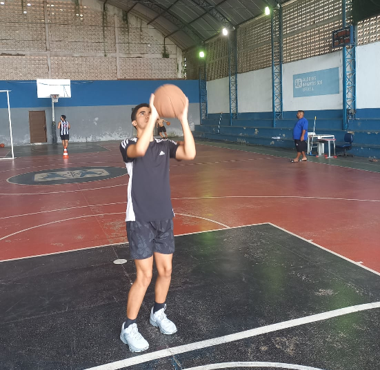 Luquinhas volta aos treinos de basquete depois de 40 dias no DM