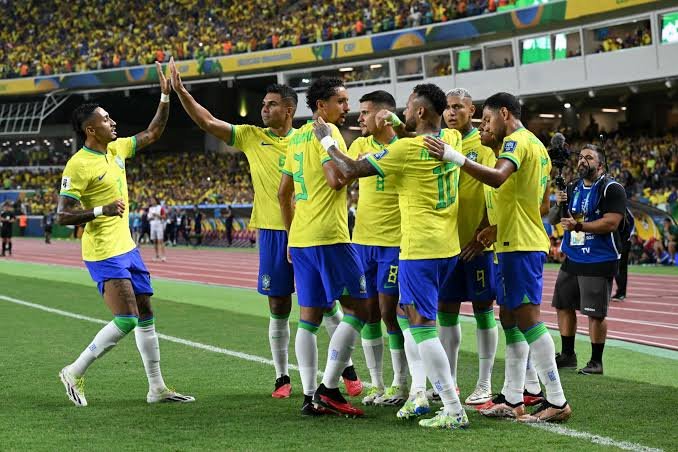 Seleção Brasileira desembarca em Lima para confronto diante do Peru pelas Eliminatórias