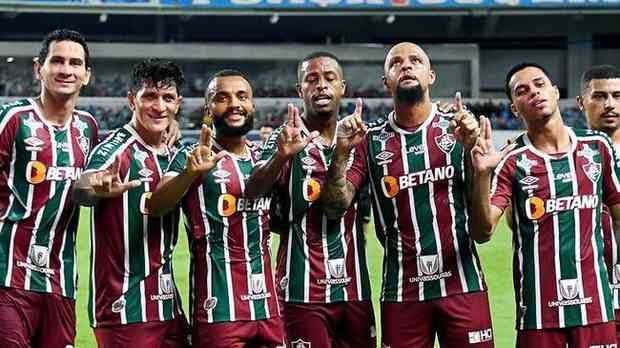 Fernando Diniz desce de trio elétrico e vai para o meio da torcida do Fluminense