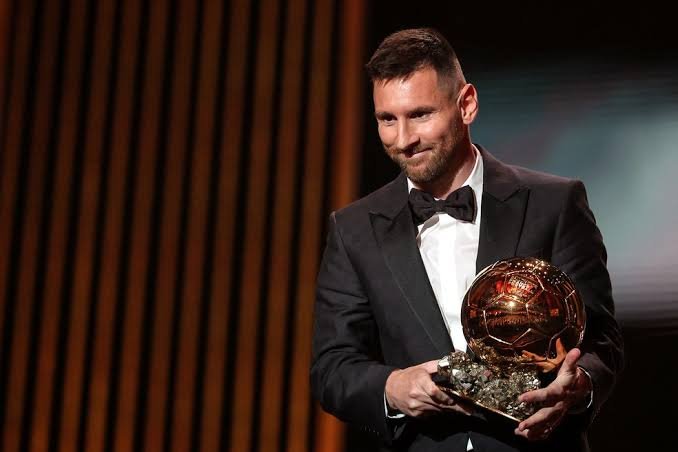 Messi é eleito Bola de Ouro pela 8a vez