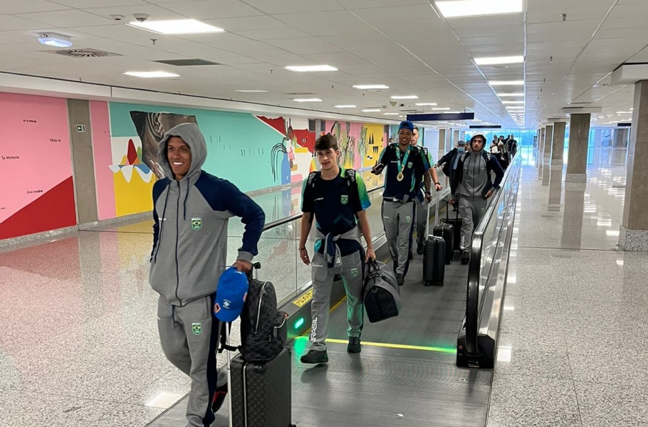 Após ouro no Pan, Seleção Brasileira desembarca no Rio de Janeiro